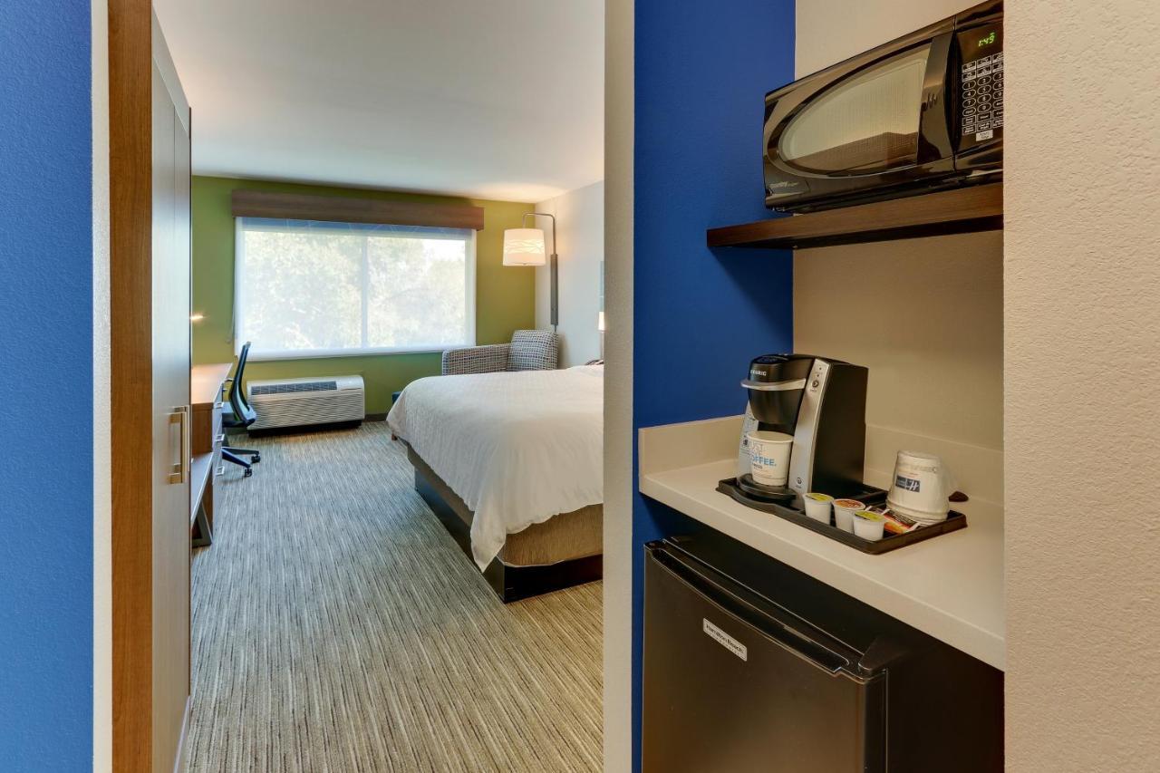 Holiday Inn Express & Suites - Roanoke - Civic Center Экстерьер фото