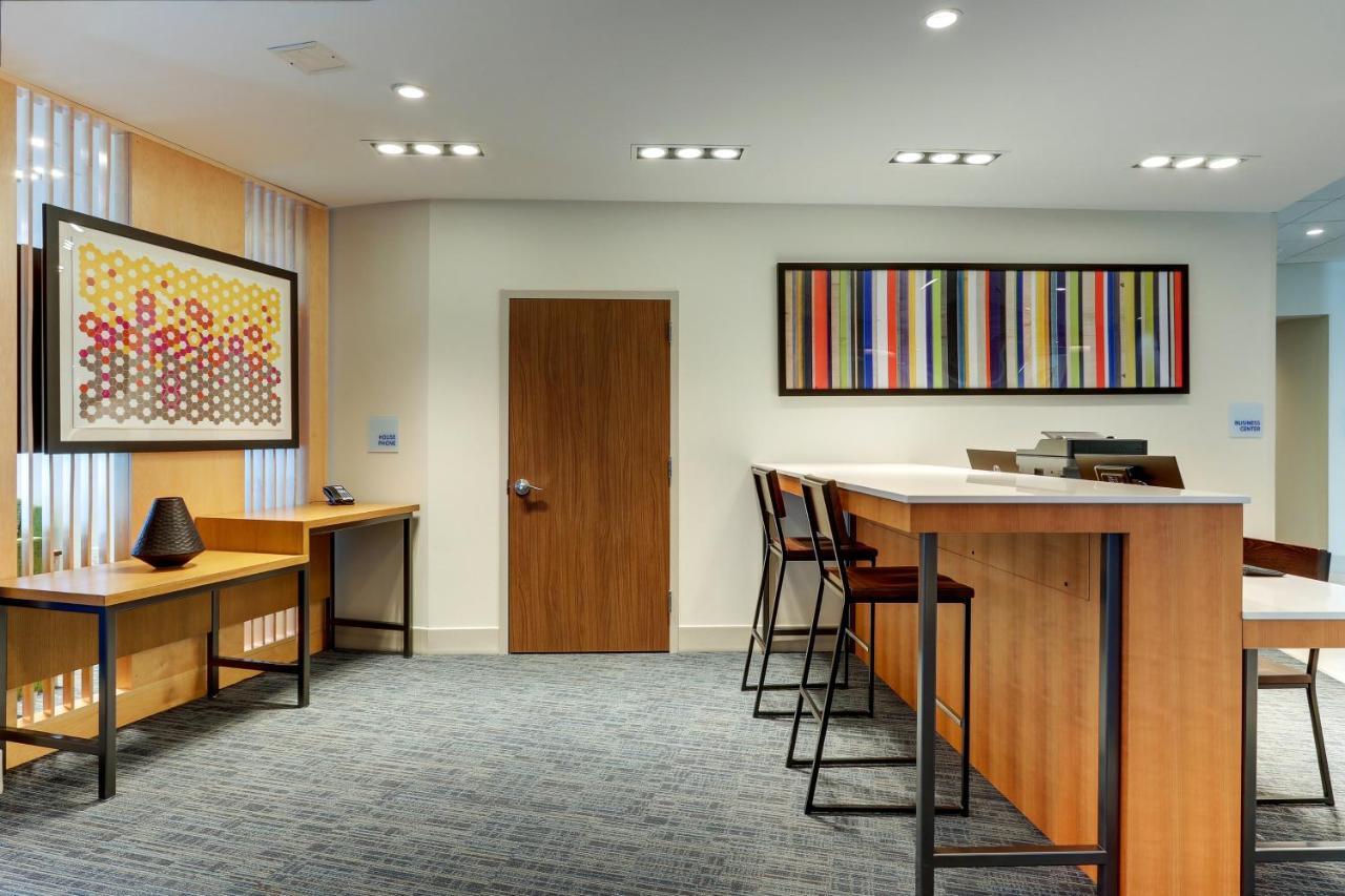 Holiday Inn Express & Suites - Roanoke - Civic Center Экстерьер фото