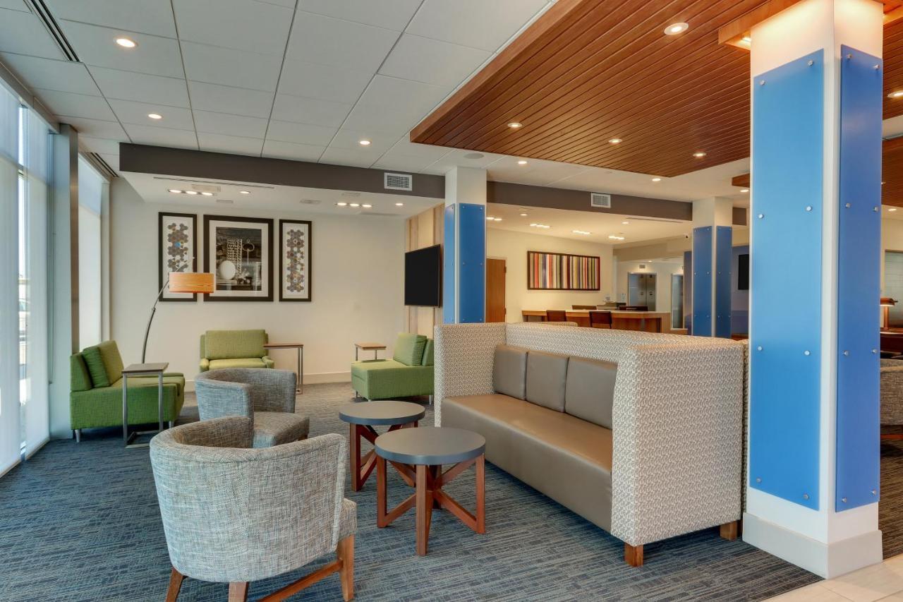 Holiday Inn Express & Suites - Roanoke - Civic Center Экстерьер фото